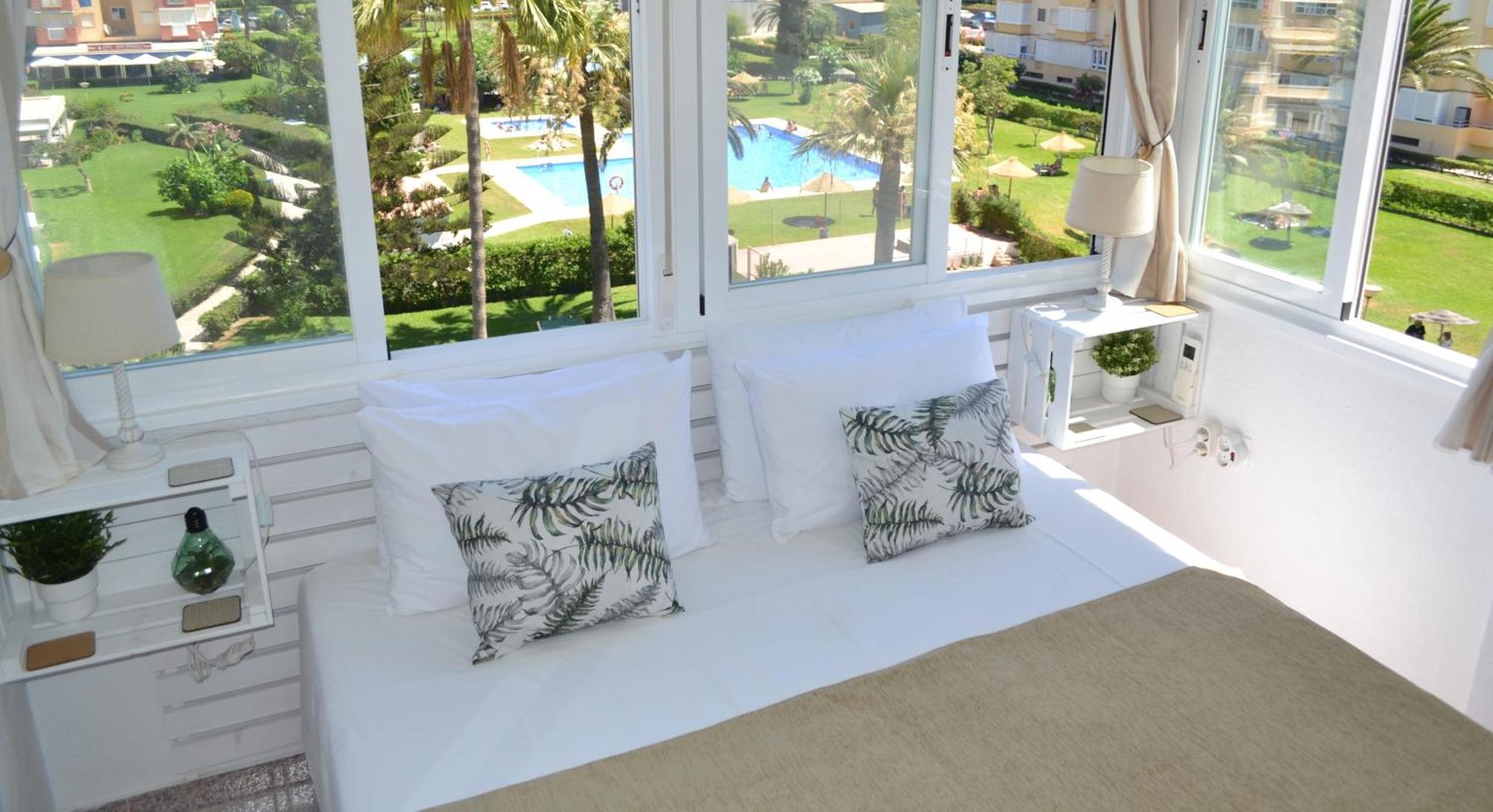 Spacious 1 Bedroom Apartment, Beach Front, Torrox Costa Extérieur photo