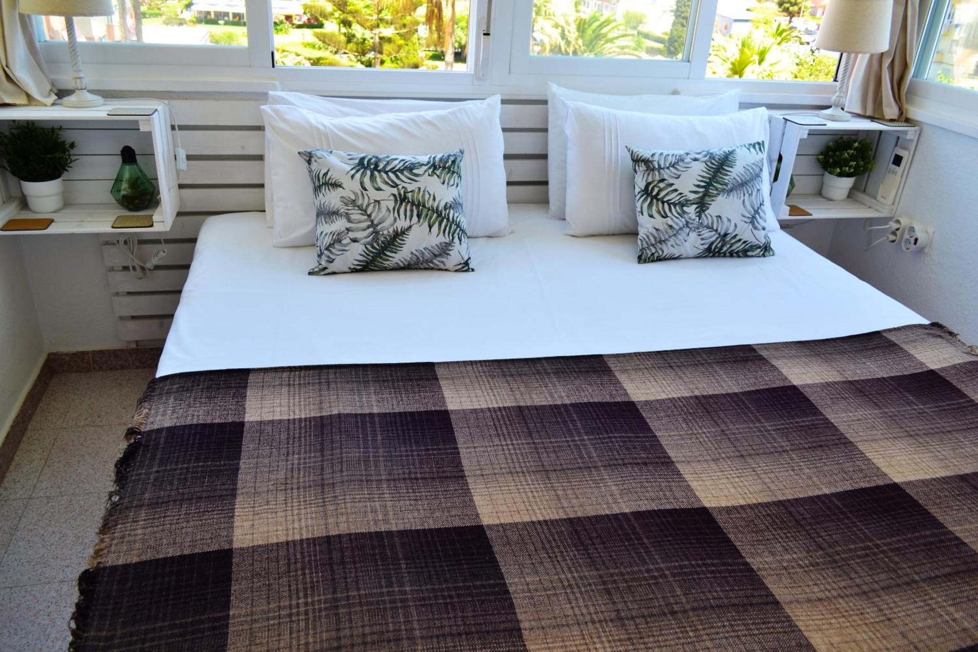 Spacious 1 Bedroom Apartment, Beach Front, Torrox Costa Extérieur photo